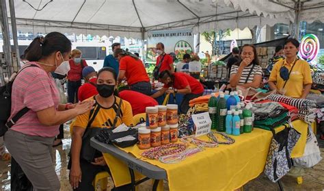 Kadiwa bazaar at Muntinlupa City hall generates nearly P536,000 .